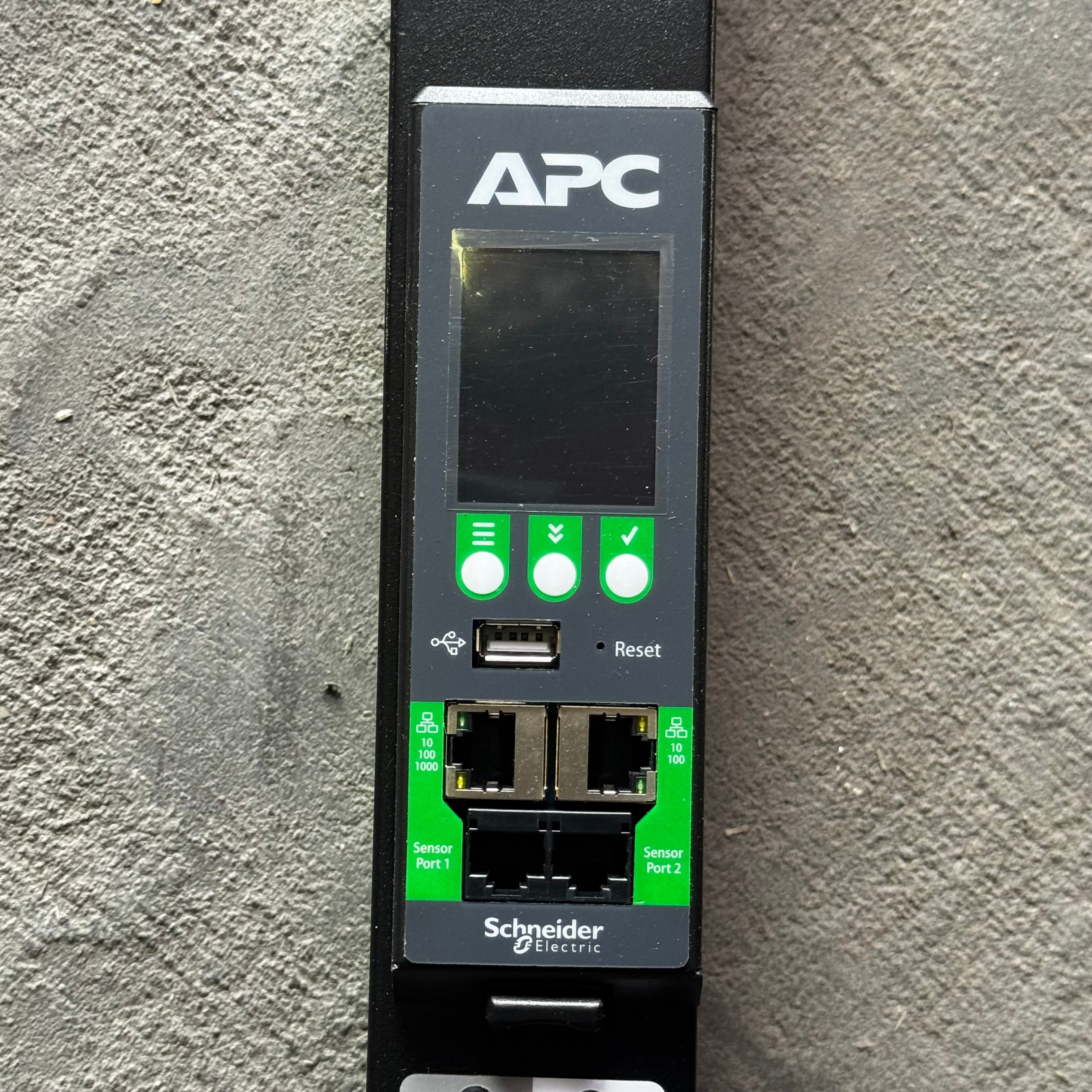 APC Power Distribution Units Input 200-240/346-415VAC  74"L Black SE26048M-0061-C