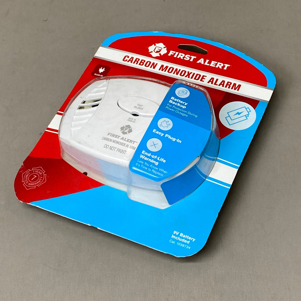 FIRST ALERT Plug-In Carbon Monoxide Alarm 5"x1.38"x3.4" White 1039734