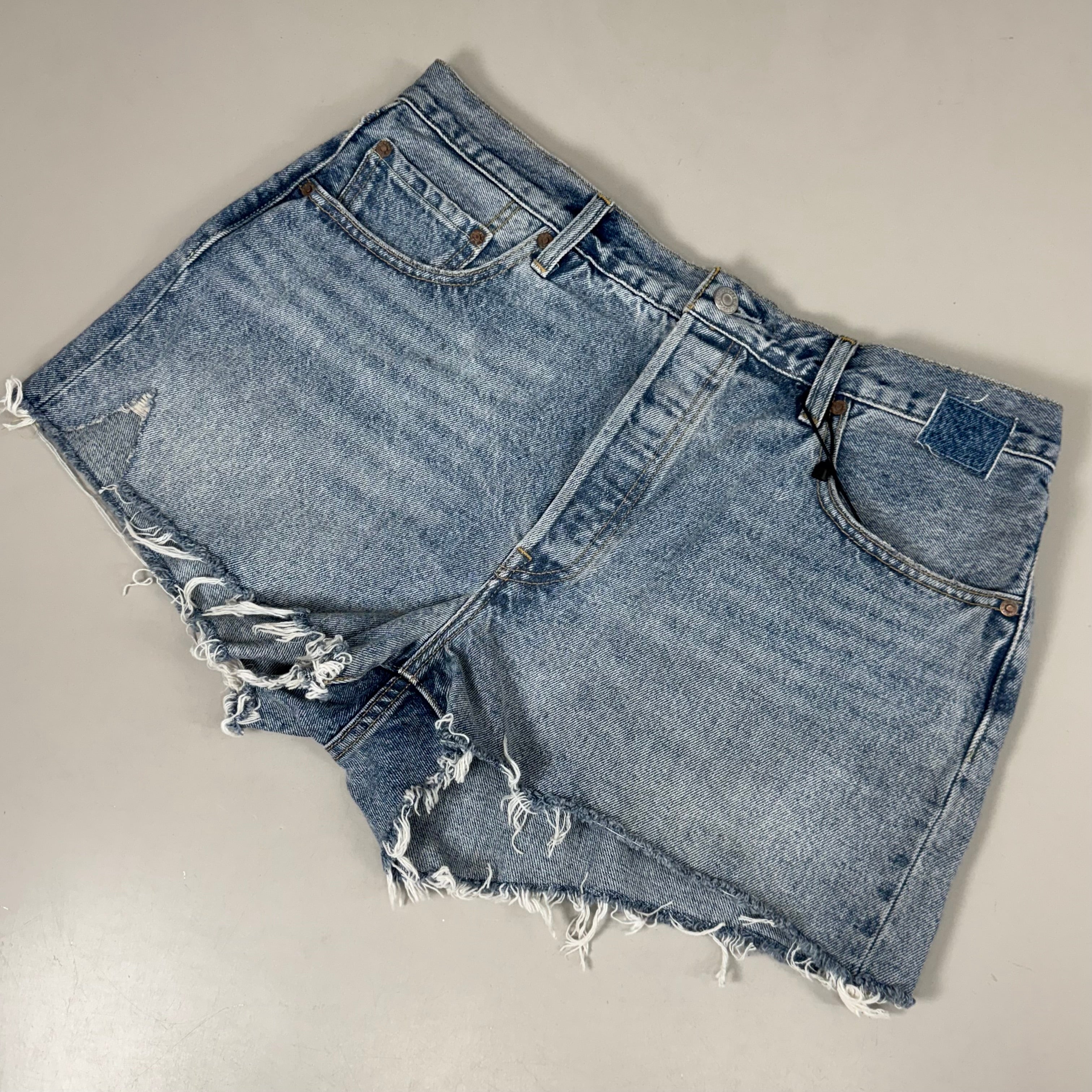 LEVIS 501 Original Fit High Rise Shorts Medium Wash Women's Sz 34 Mega Vibe Blue