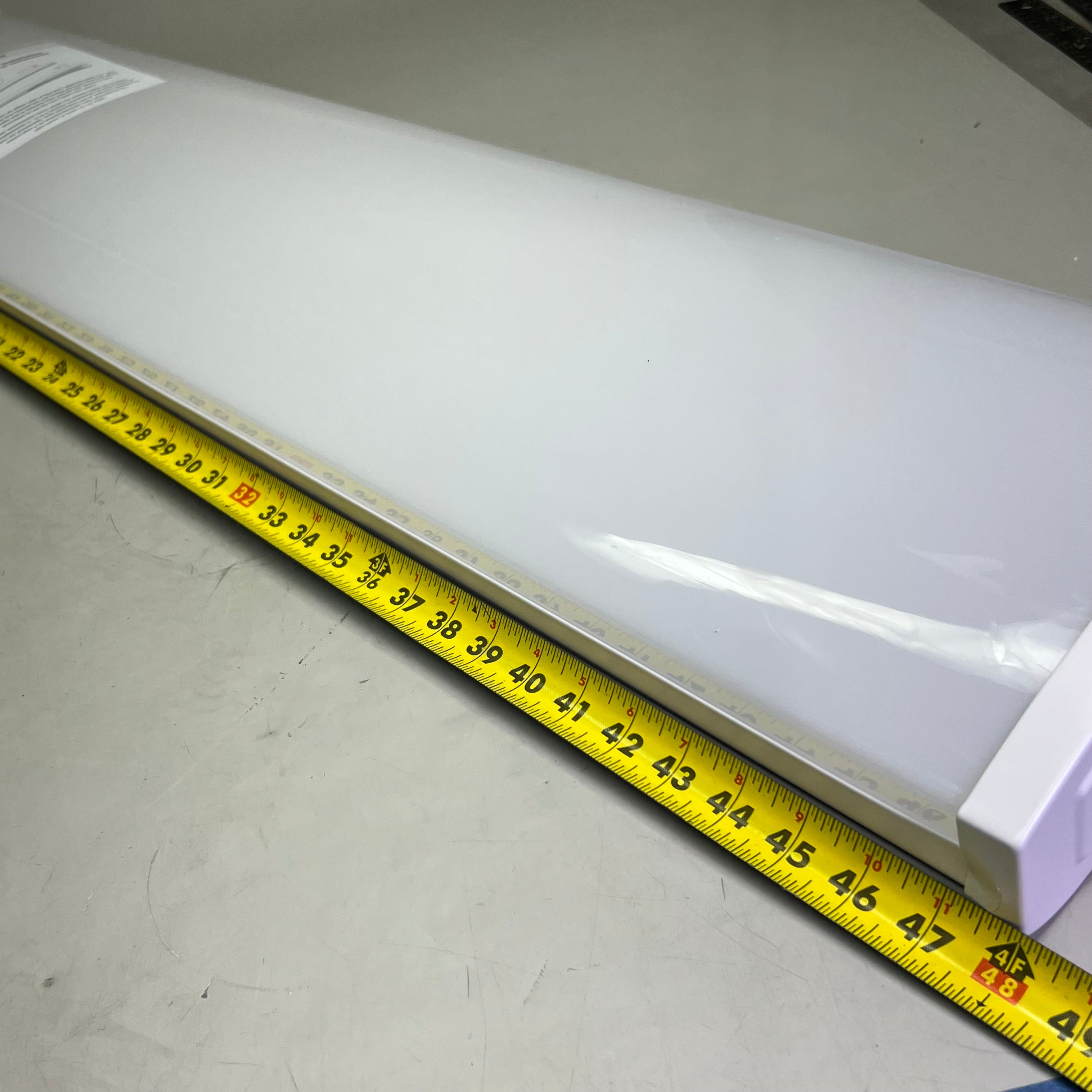 COMMERCIAL ELECTRIC High Output Wrapround Light 4ft, White 1001820735