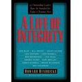 A Life of Integrity: 12 Outstanding Leaders Raise the Standard for Today's Christian Men - Paperback