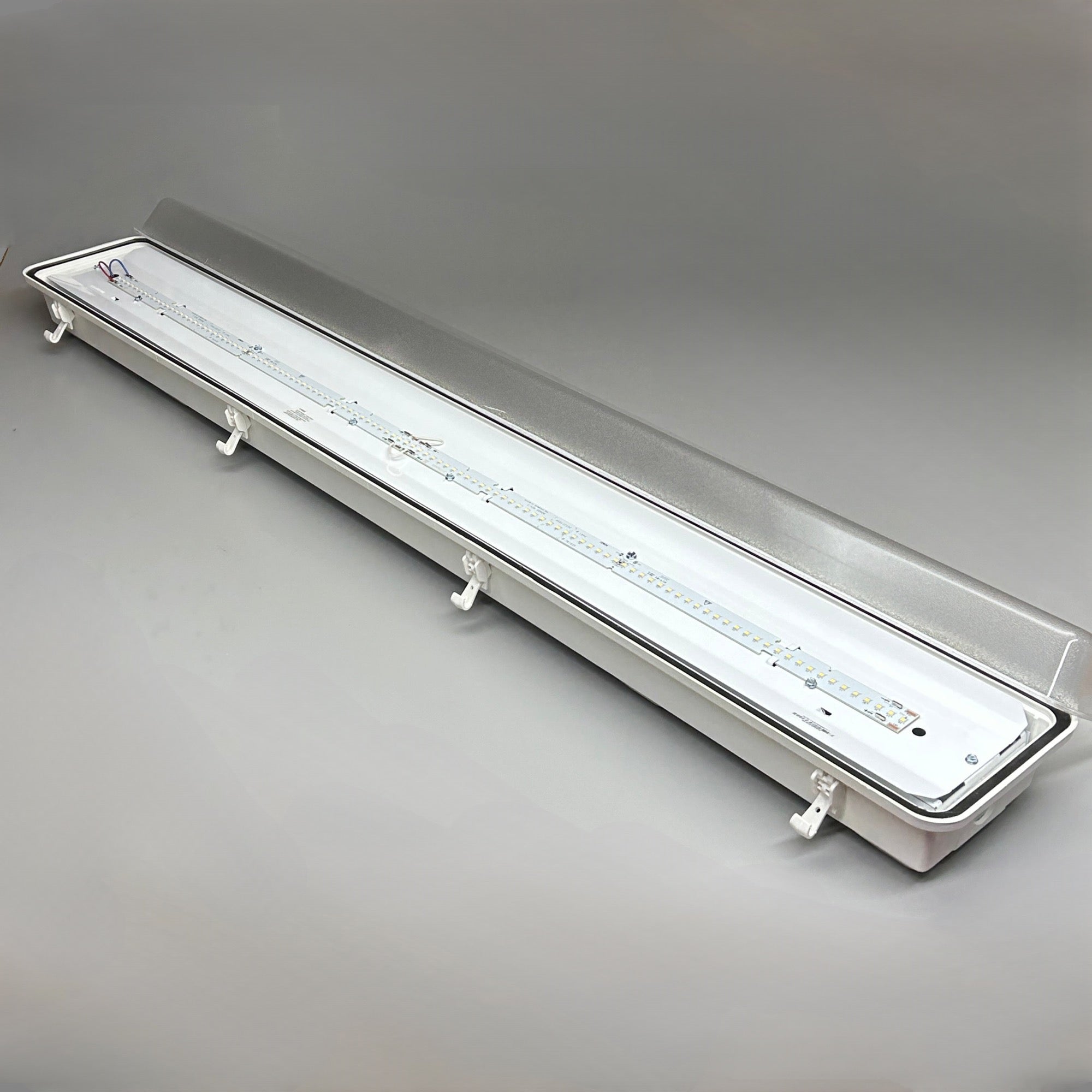 COOPER Metalux Vaportite LED 4000 Lumen 4000K 0-10V 4 ft (New)
